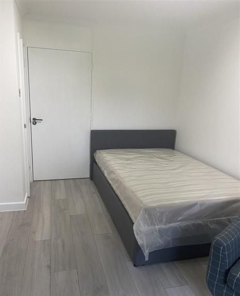 Studio to rent in Creswick Road, London W3, £1,200 pcm