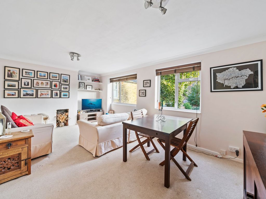 3 bed maisonette for sale in Midmoor Road, London SW12, £595,000