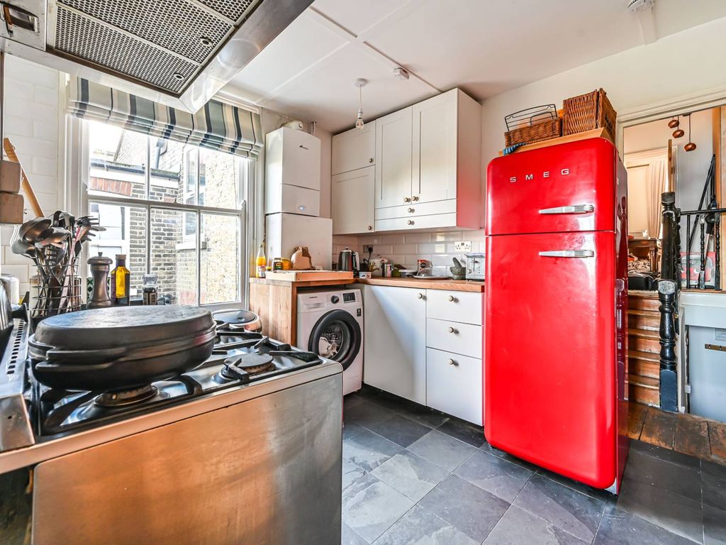 2 bed flat for sale in Southampton Way, Camberwell, London SE5, £425,000