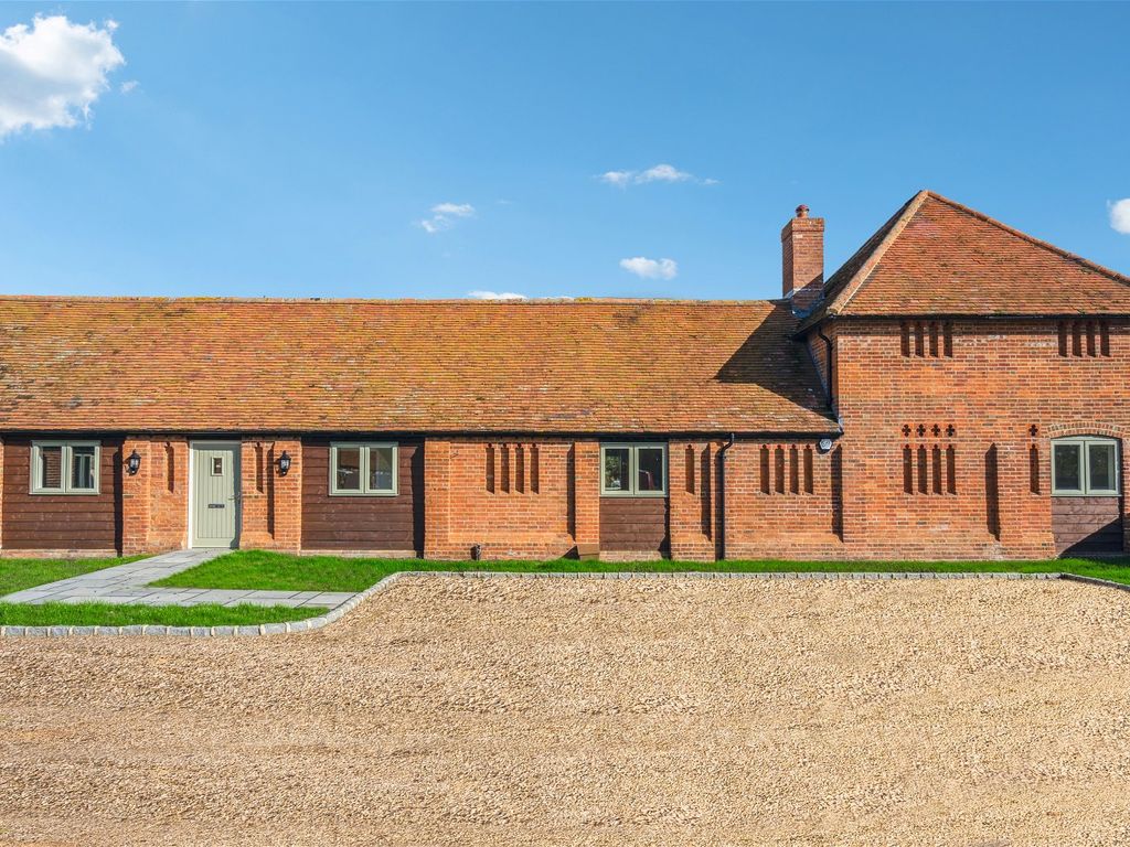 3 bed barn conversion for sale in 5 Pettifer Court, Weedon Hill, Aylesbury HP22, £895,000