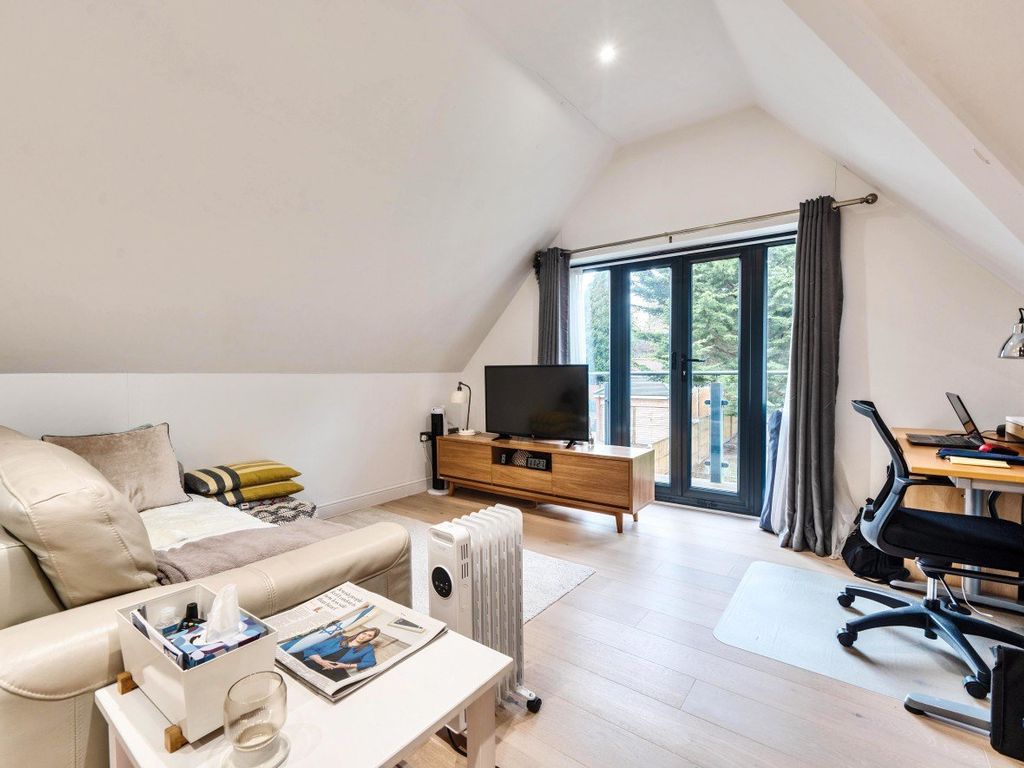 2 bed flat for sale in Foxley Lane, Purley CR8, £500,000