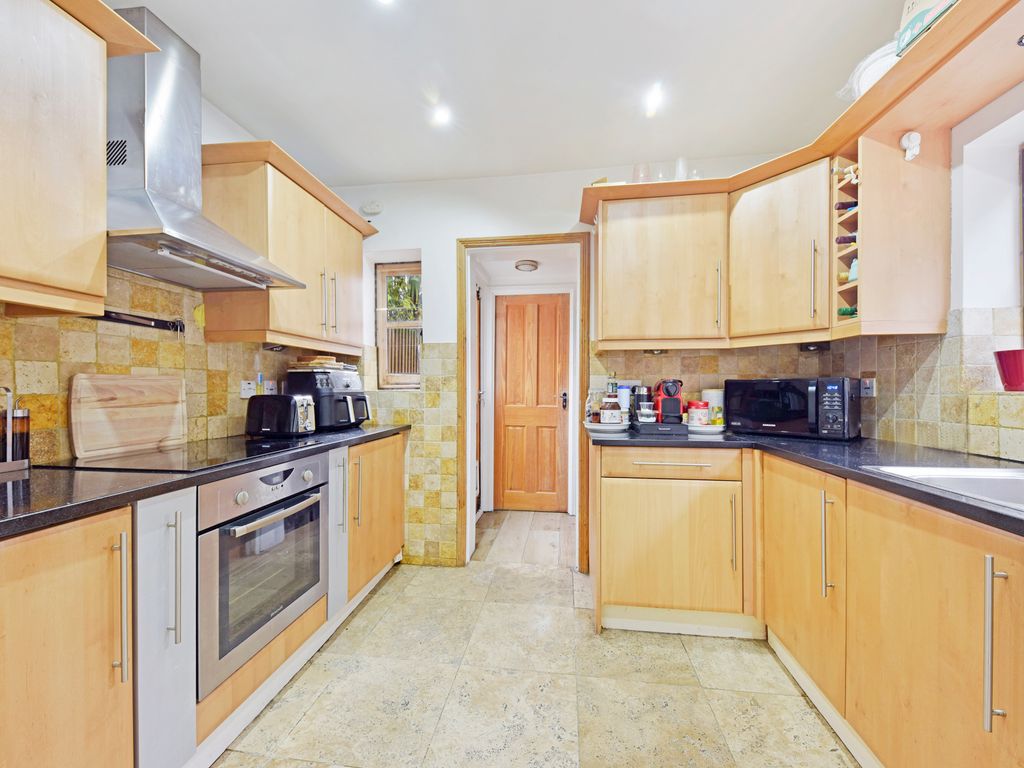 2 bed end terrace house for sale in Morley Avenue, London N22, £525,000