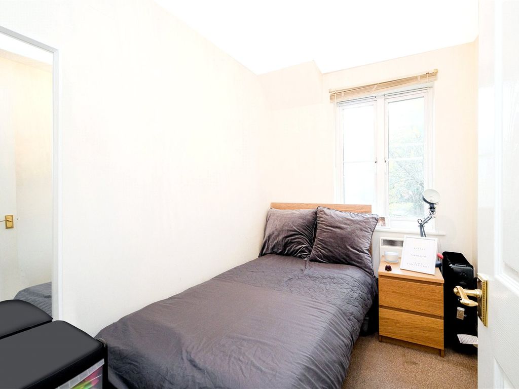 2 bed flat for sale in St. James Gardens, Little Heath, Chadwell Heath RM6, £250,000