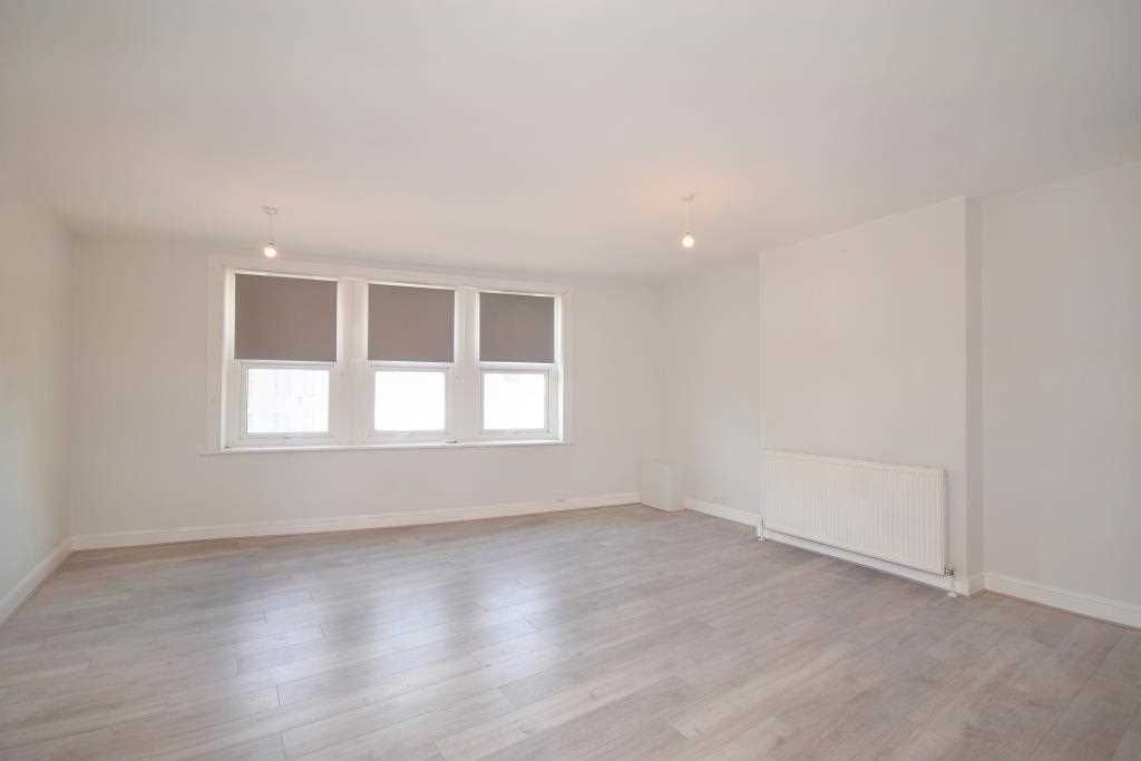 3 bed flat to rent in Rushey Green, London SE6, £1,750 pcm