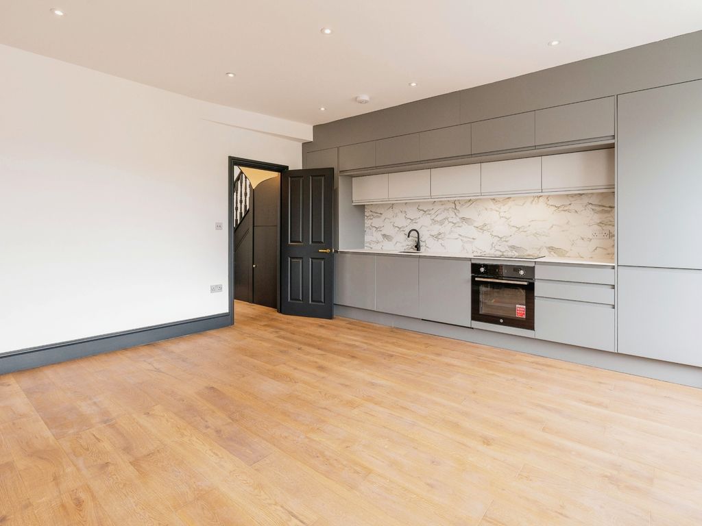 2 bed flat for sale in Colney Hatch Lane, London N10, £475,000