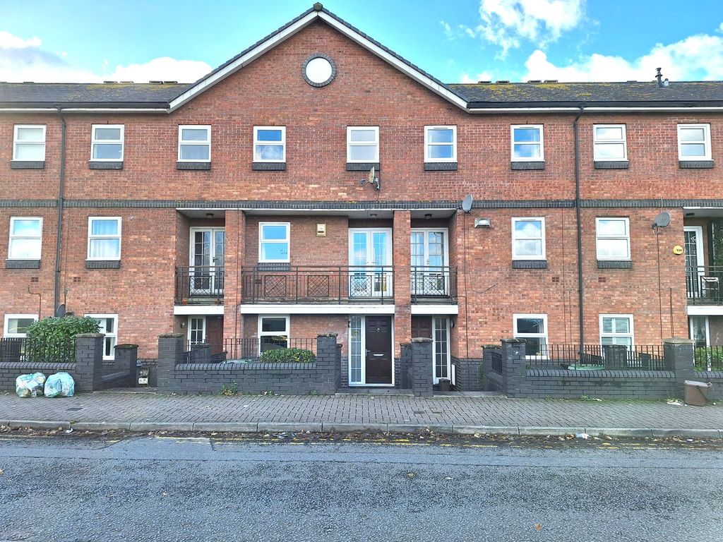 4 bed town house for sale in Schooner Way, Cardiff CF10, £325,000