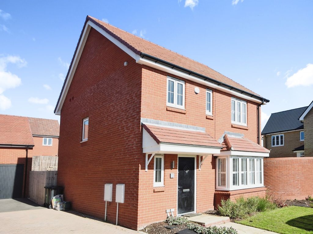 3 bed detached house for sale in Hall Chase, Halstead CO9, £390,000