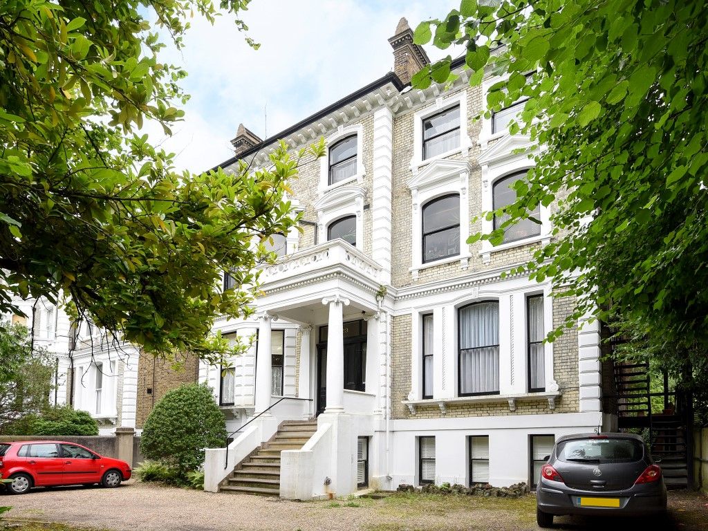 2 bed flat to rent in Langley Road, Surbiton KT6, £1,750 pcm