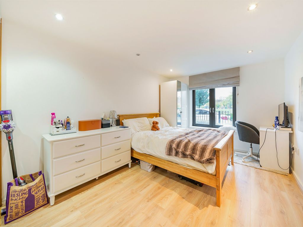 1 bed flat for sale in Offenham Road, London SW9, £392,000