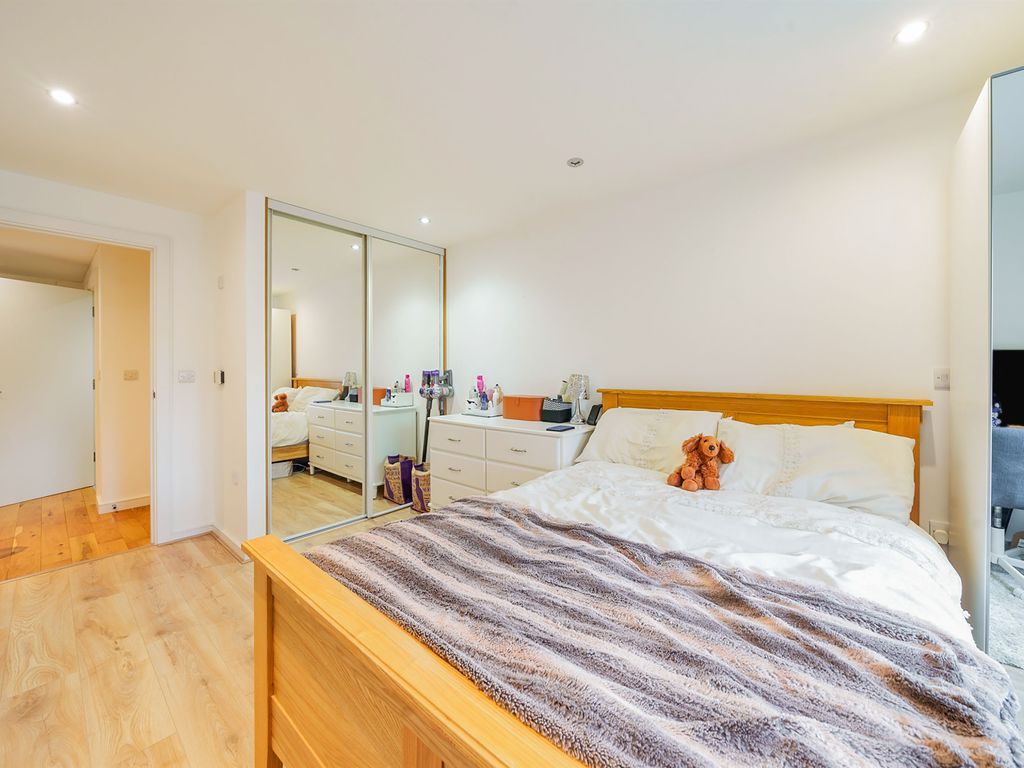 1 bed flat for sale in Offenham Road, London SW9, £392,000
