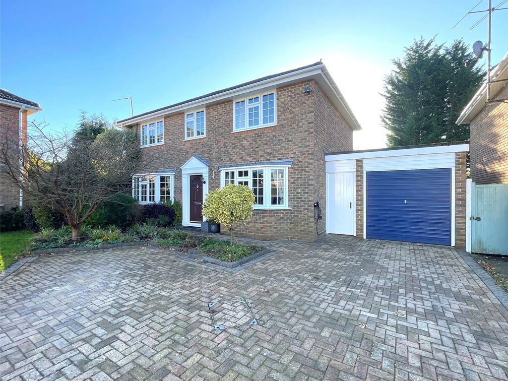 4 bed detached house for sale in Donnington Place, Winnersh, Berkshire RG41, £850,000