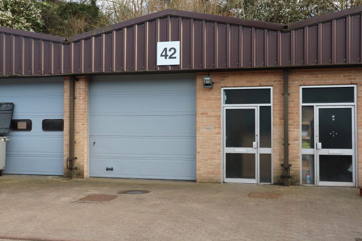 Warehouse to let in Unit 40 Robert Cort Estate, Britten Road, Reading RG2, £12,000 pa