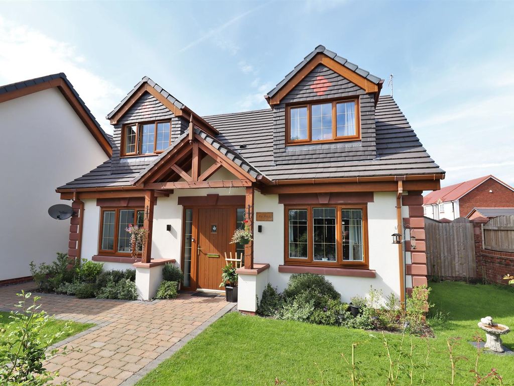 4 bed detached house for sale in The Oaks, Moss Lane, Minshull Vernon, Cheshire Eas CW1, £395,000