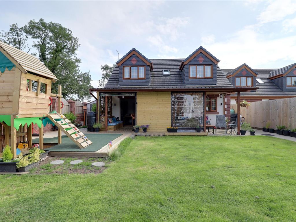 4 bed detached house for sale in The Oaks, Moss Lane, Minshull Vernon, Cheshire Eas CW1, £395,000