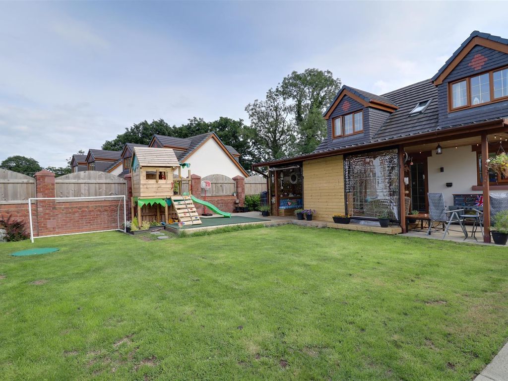 4 bed detached house for sale in The Oaks, Moss Lane, Minshull Vernon, Cheshire Eas CW1, £395,000