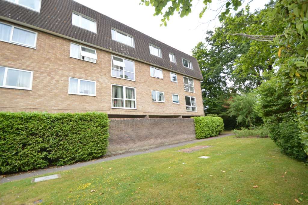 2 bed flat to rent in Fairlawns, Addlestone KT15, £1,395 pcm
