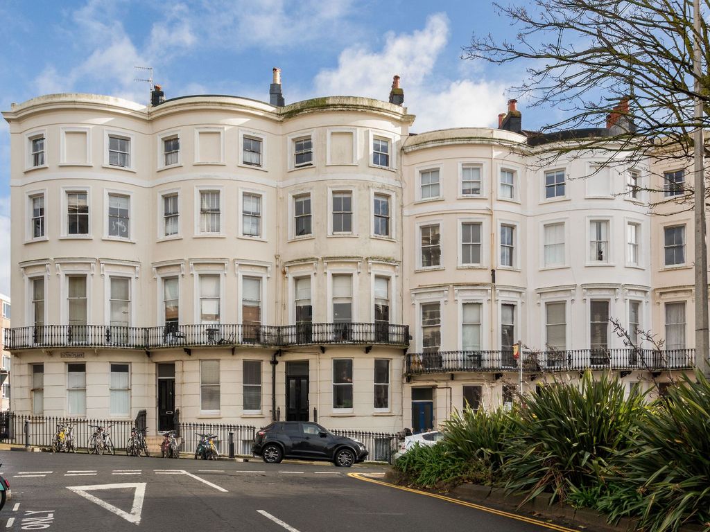 2 bed flat to rent in Eaton Place, Brighton BN2, £1,500 pcm
