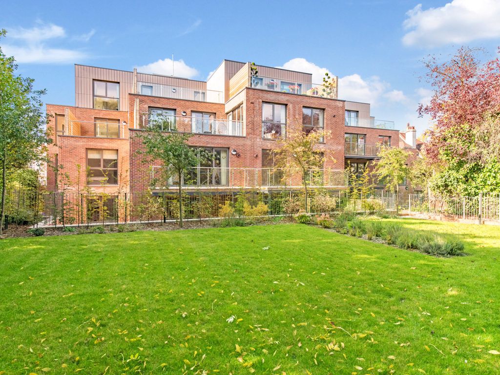 3 bed flat for sale in Finchley Road, London NW3, £1,025,000