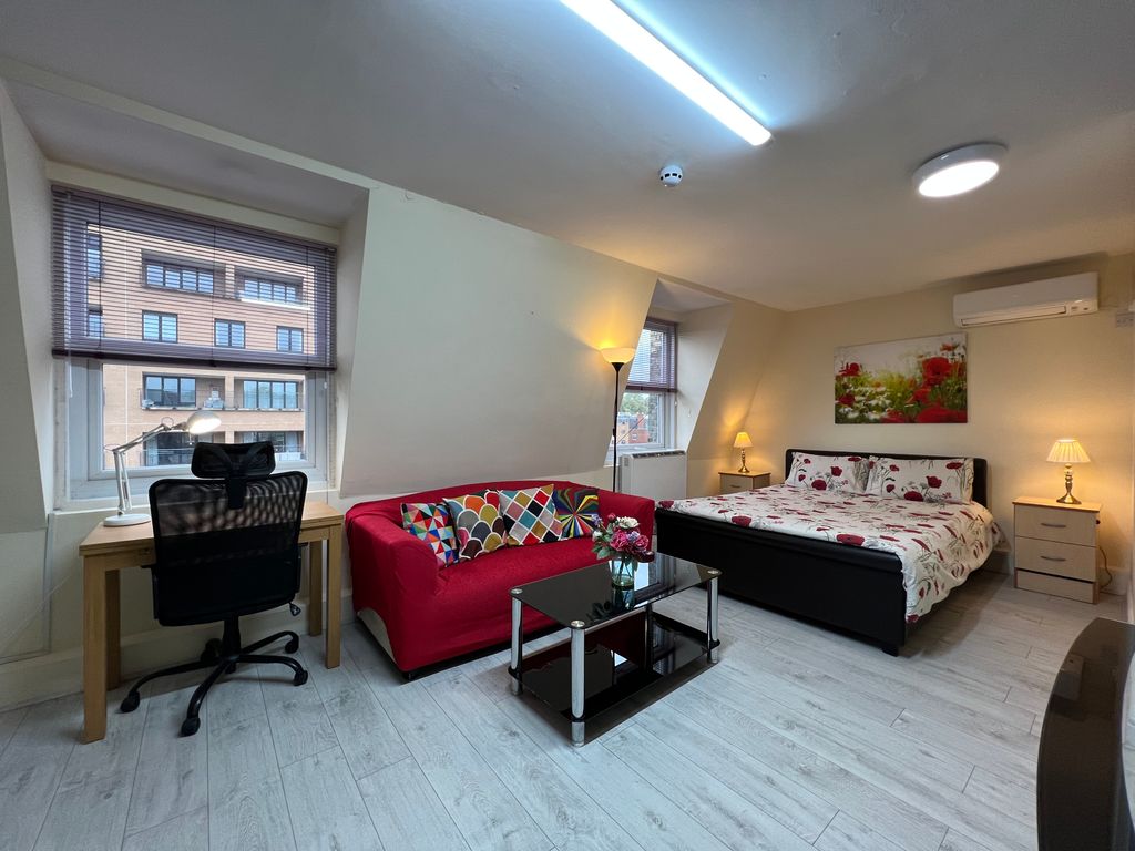 Studio to rent in Cromwell Road, London SW7, £2,340 pcm