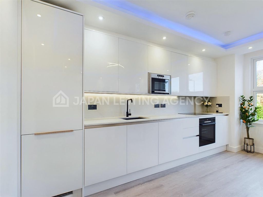 3 bed flat to rent in Winchester Street, London W3, £2,900 pcm