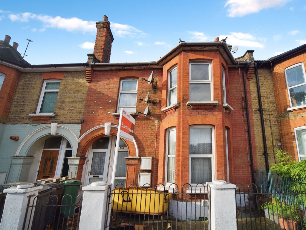 2 bed flat for sale in Markhouse Road, London E17, £260,000