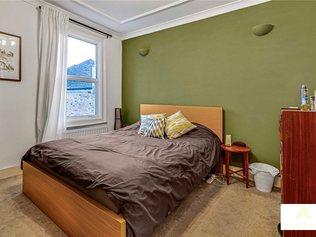 2 bed flat for sale in Borthwick Road, London E15, £415,000