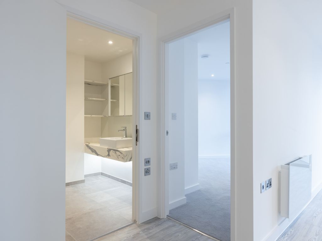 2 bed flat to rent in La Rue De L'etau, St. Helier, Jersey JE2, £2,200 pcm