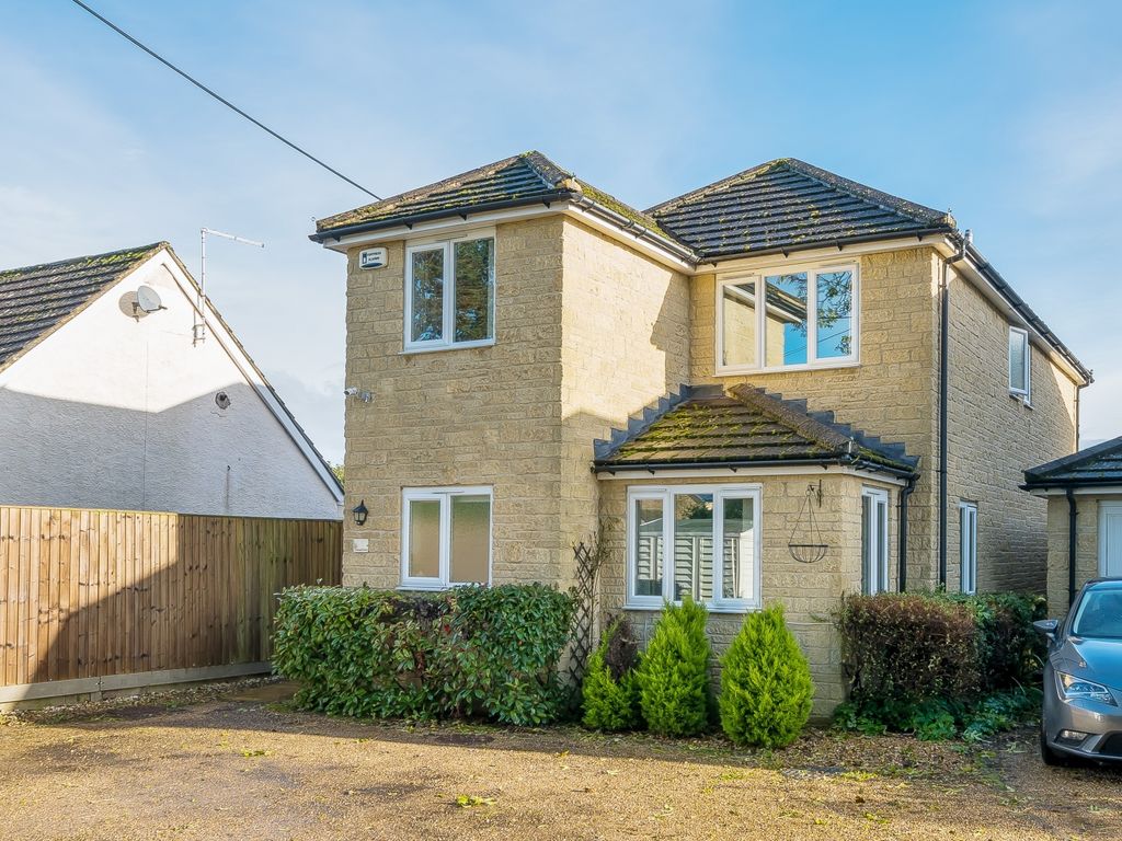 4 bed detached house for sale in Tyndale Close, Carterton, Oxfordshire OX18, £440,000
