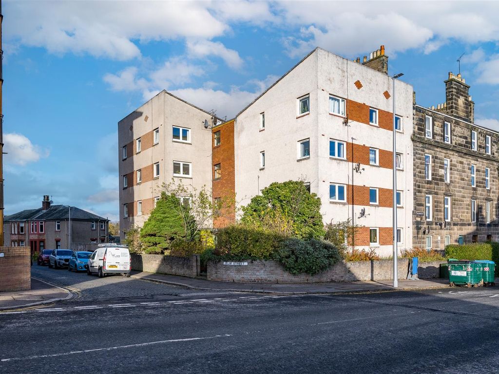 2 bed flat for sale in Elm Court, Dundee DD2, £145,000