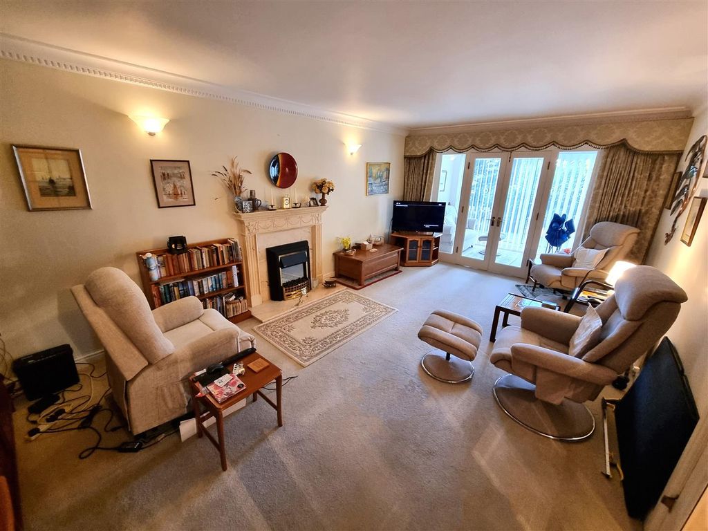 2 bed flat for sale in Canford Cliffs Road, Canford Cliffs, Poole BH13, £330,000