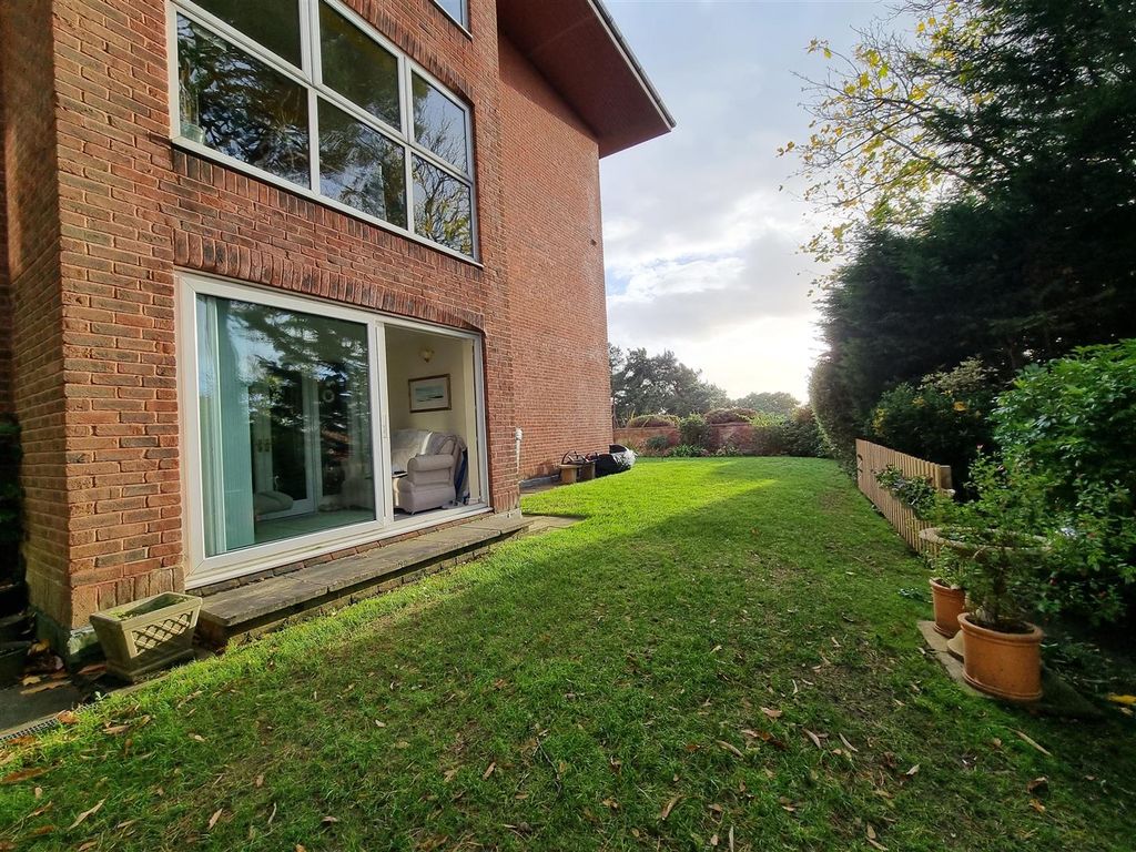 2 bed flat for sale in Canford Cliffs Road, Canford Cliffs, Poole BH13, £330,000