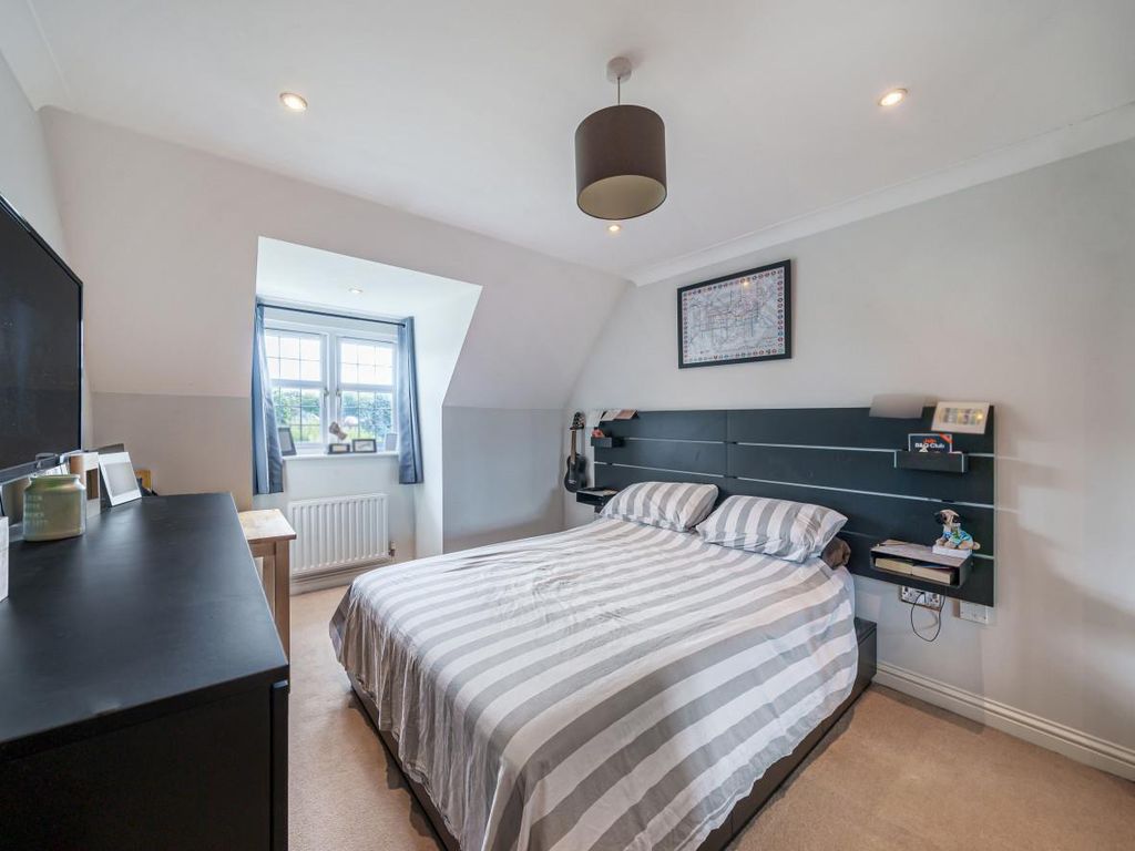2 bed flat for sale in Jenkins Court, Chapel Lane, Bagshot GU19, £260,000