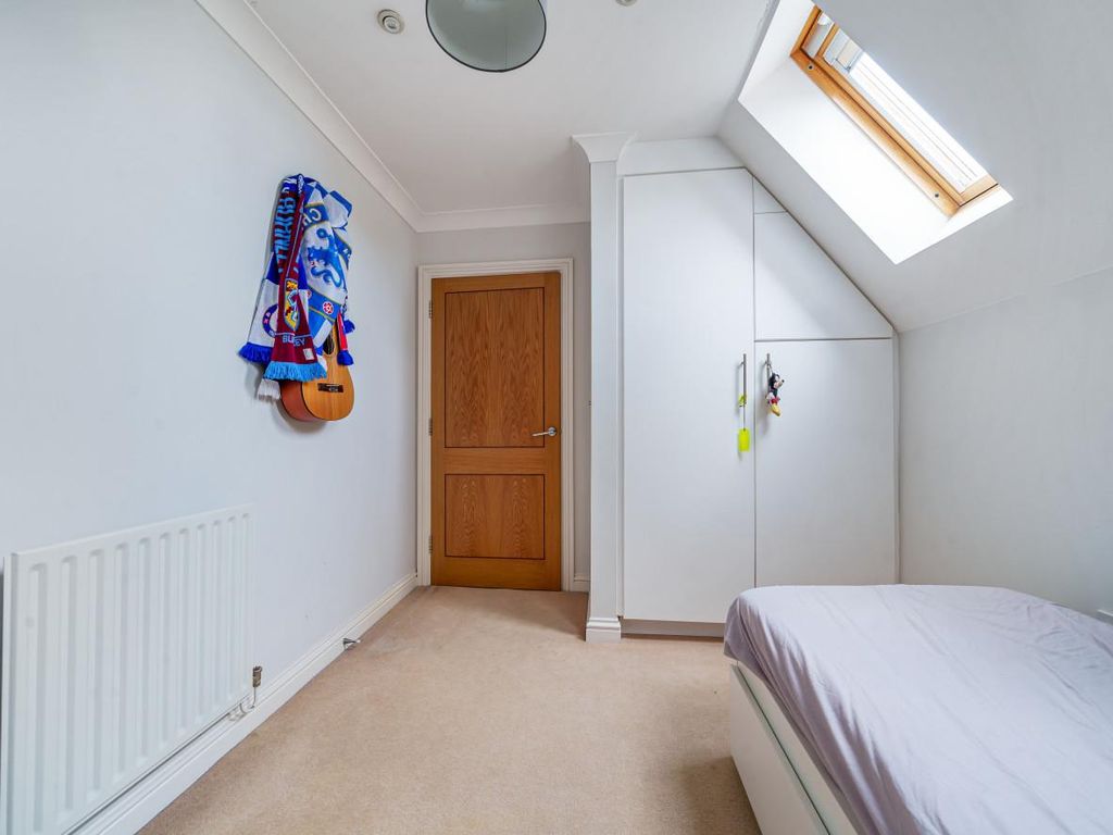 2 bed flat for sale in Jenkins Court, Chapel Lane, Bagshot GU19, £260,000