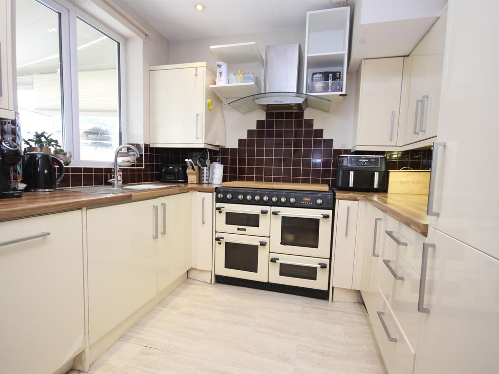 3 bed semi-detached house for sale in Southampton Road, Park Gate, Southampton SO31, £335,000