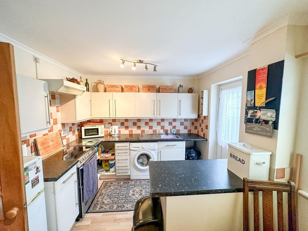 2 bed terraced house for sale in Anstie Close, Devizes SN10, £200,000