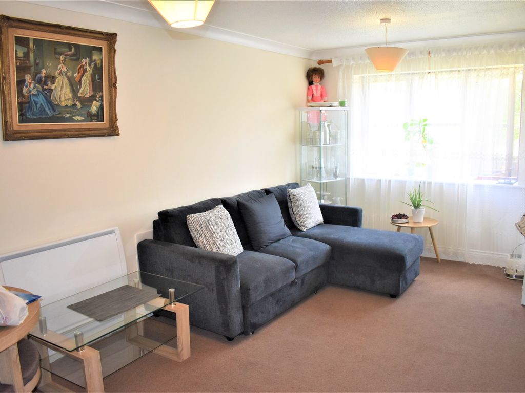 1 bed flat for sale in Greenacre Close, Northolt / Harrow Borders UB5, £267,000