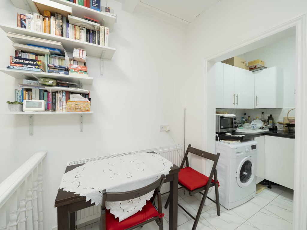 1 bed flat for sale in Shinfield Street, London W12, £375,000