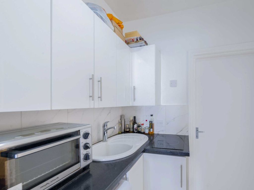 1 bed flat for sale in Shinfield Street, London W12, £375,000