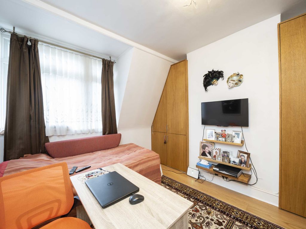 1 bed flat for sale in Shinfield Street, London W12, £375,000