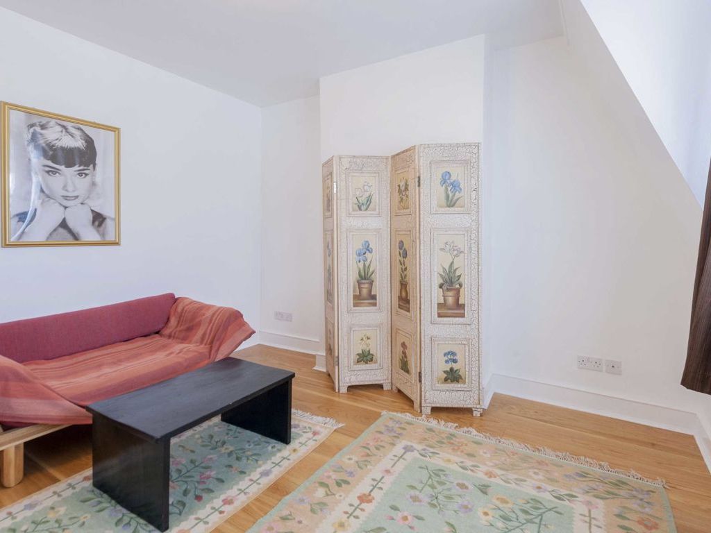 1 bed flat for sale in Shinfield Street, London W12, £375,000