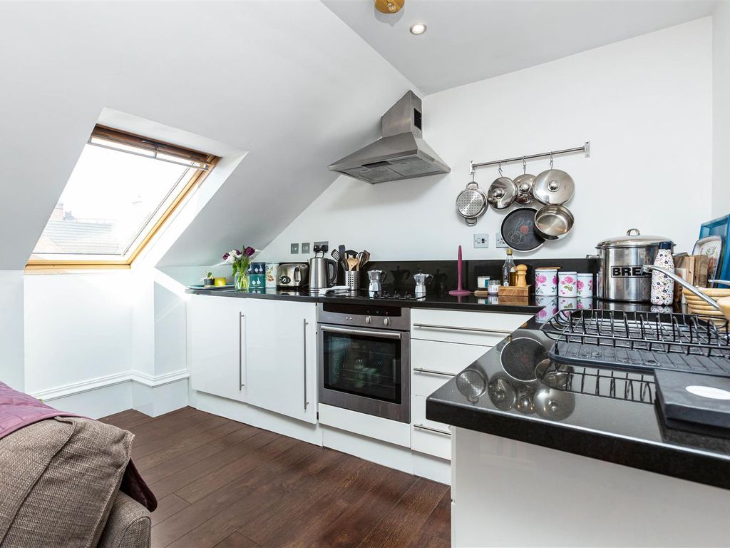 1 bed flat for sale in Brading Road, London SW2, £350,000