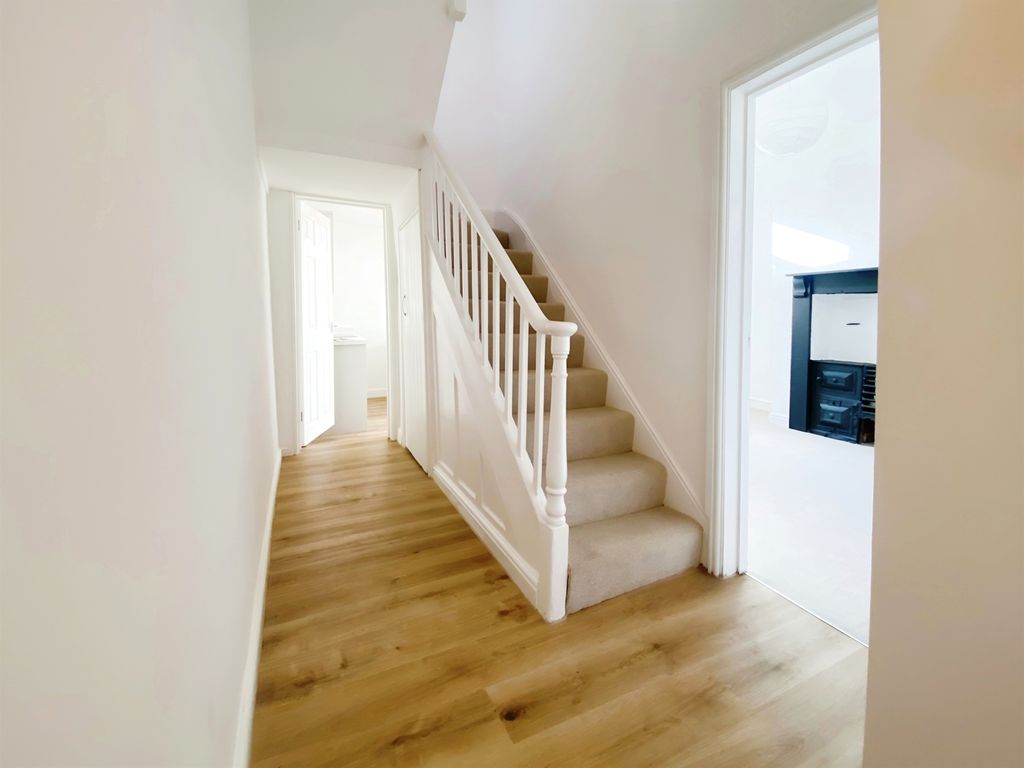 2 bed end terrace house for sale in Fairoak Avenue, Newport NP19, £175,000