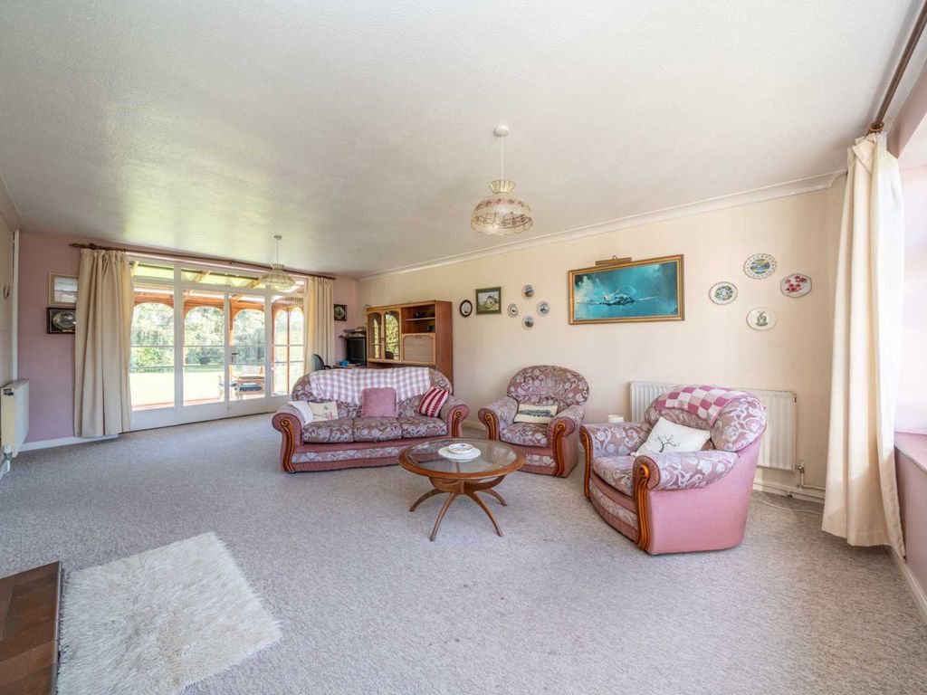 4 bed property for sale in Greenview Close, Bovingdon HP3, £895,000
