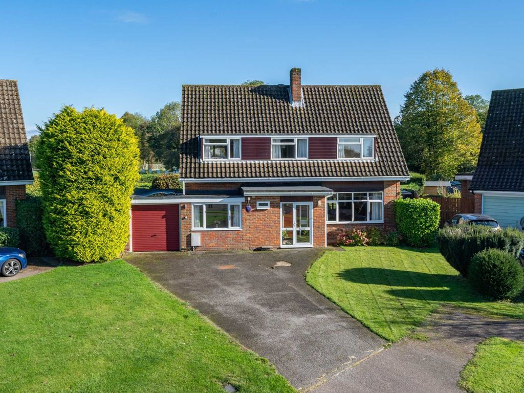 4 bed property for sale in Greenview Close, Bovingdon HP3, £895,000