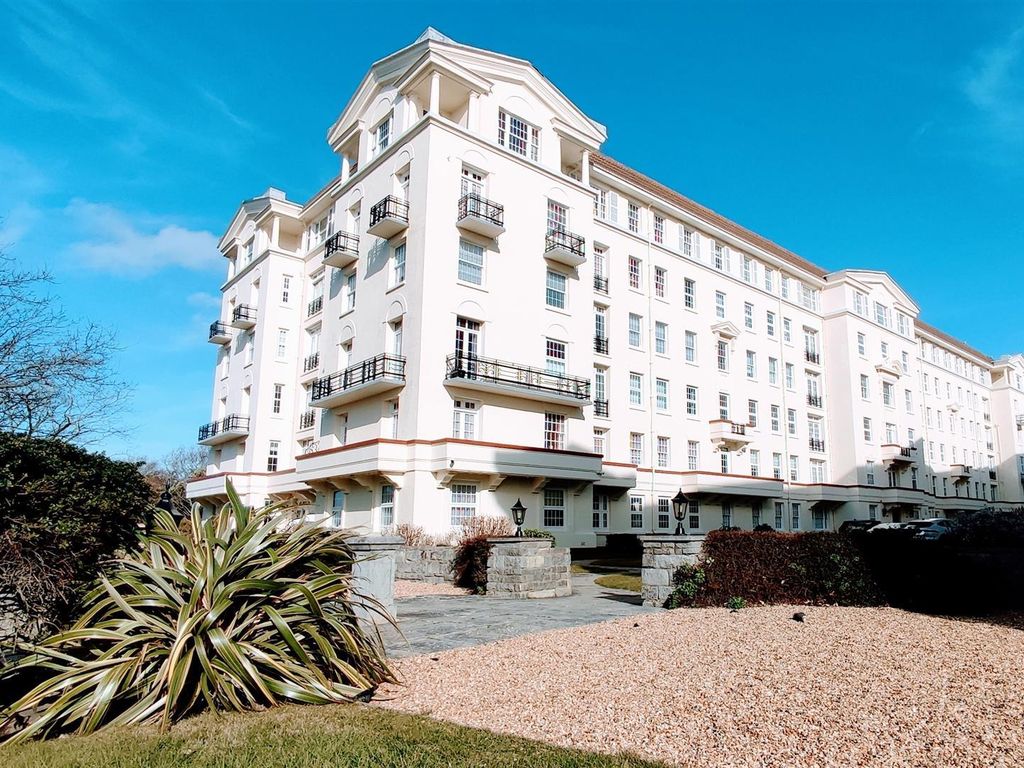 3 bed flat to rent in Bath Road, Bournemouth, Dorset BH1, £2,500 pcm