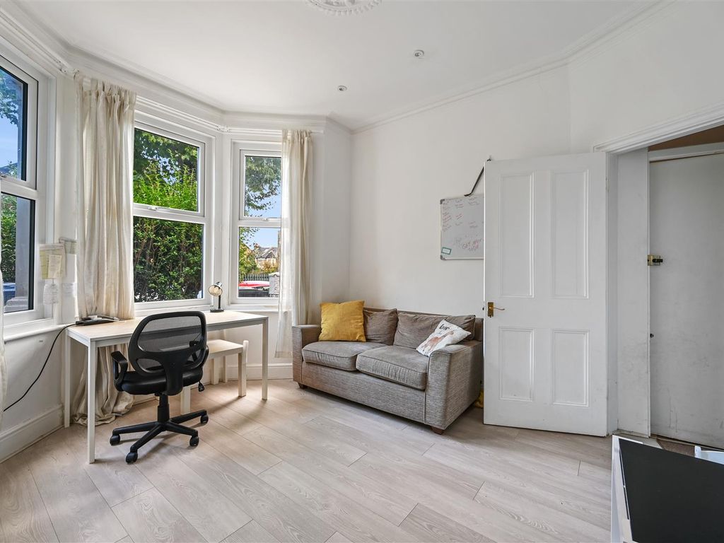 2 bed flat for sale in Newton Avenue, London W3, £450,000