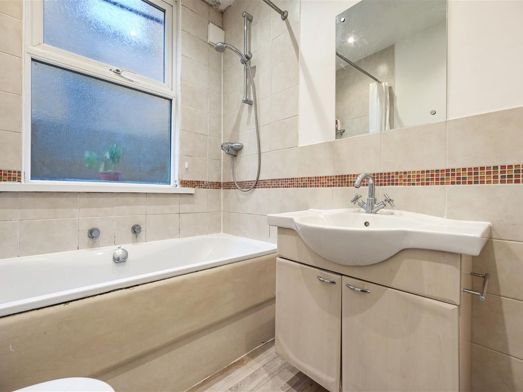 2 bed flat for sale in Newton Avenue, London W3, £450,000
