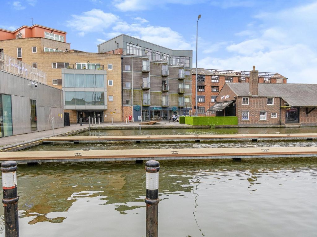 2 bed flat for sale in Gallery Square, Walsall WS2, £130,000