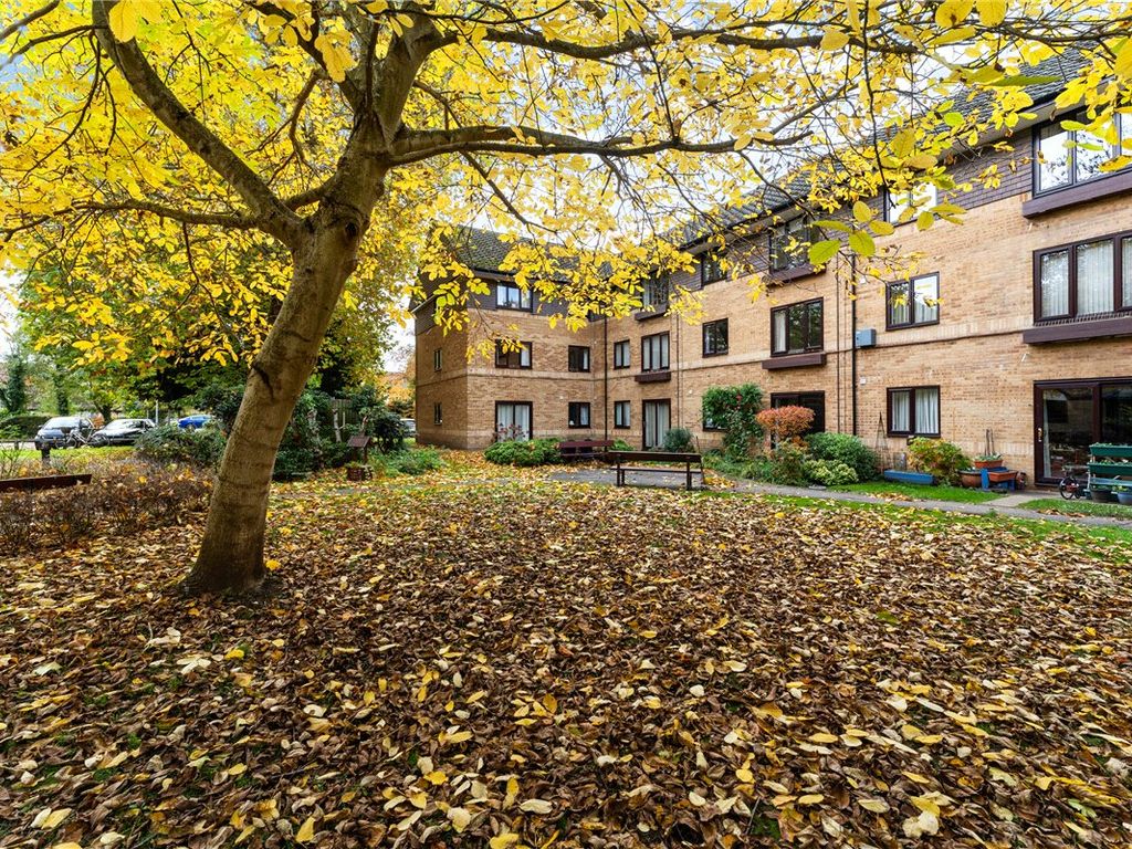 1 bed flat for sale in Cherry Hinton Road, Cambridge CB1, £165,000