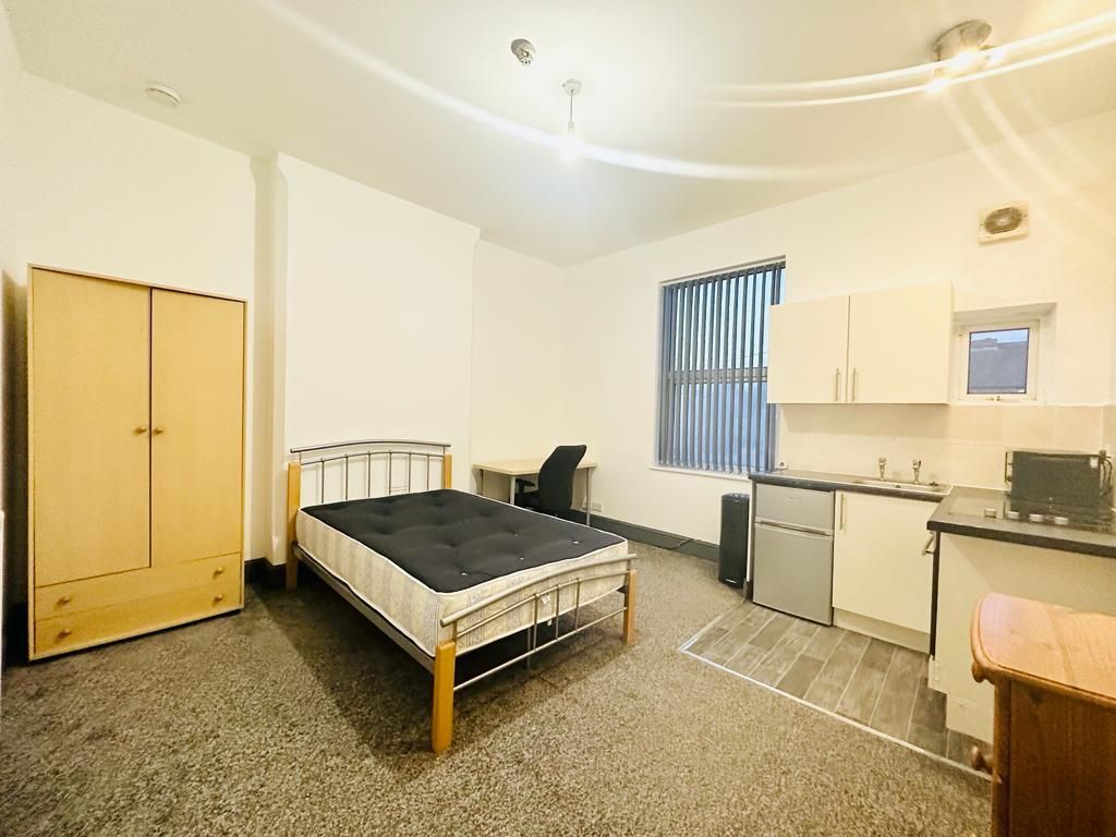 Studio to rent in Park Road, Nottingham NG7, £776 pcm